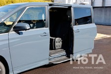 トヨタ 新型ノア／ヴォクシー「トヨタ 新型ヴォクシー Ｓ-Z（ハイブリッド・2WD・7人乗り）」ユニバーサルステップ（助手席側）[ボディカラー：マッシブグレー／2022年1月13日フルモデルチェンジ]