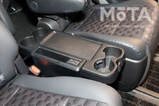 トヨタ 新型ノア／ヴォクシー「トヨタ 新型ヴォクシー Ｓ-Z（ハイブリッド・2WD・7人乗り）」折りたたみ式大型サイドテーブル（カップホルダー4個・ポケット・充電用USB端子Type-C2個・エコバッグフック2個付き）[2022年1月13日フルモデルチェンジ]