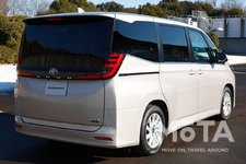 トヨタ 新型ノア／ヴォクシー「トヨタ 新型ノア Z（ハイブリッド・2WD・7人乗り）」[ボディカラー：スティールブロンドメタリック／2022年1月13日フルモデルチェンジ]