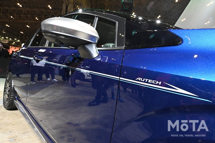 オーテックのロゴとともにグラデーション風ストライプが採用されたボディサイド