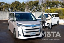 トヨタ 新型ノア／ヴォクシー（ハイブリッド）のスマホ操作による「アドバンスド パーク・リモート機能」実演（並列駐車）[2022年1月13日フルモデルチェンジ]