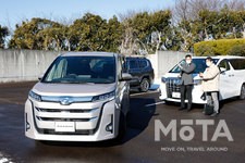 トヨタ 新型ノア／ヴォクシー（ハイブリッド）のスマホ操作による「アドバンスド パーク・リモート機能」実演（並列駐車）（並列駐車）[2022年1月13日フルモデルチェンジ]