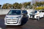 トヨタ 新型ノア／ヴォクシー（ハイブリッド）のスマホ操作による「アドバンスド パーク・リモート機能」実演（並列駐車）（並列駐車）[2022年1月13日フルモデルチェンジ]
