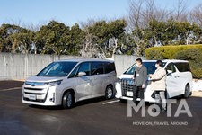 トヨタ 新型ノア／ヴォクシー（ハイブリッド）のスマホ操作による「アドバンスド パーク・リモート機能」実演（並列駐車）[2022年1月13日フルモデルチェンジ]