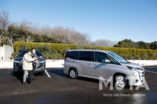 トヨタ 新型ノア／ヴォクシー（ハイブリッド）のスマホ操作による「アドバンスド パーク・リモート機能」実演（出庫）[2022年1月13日フルモデルチェンジ]