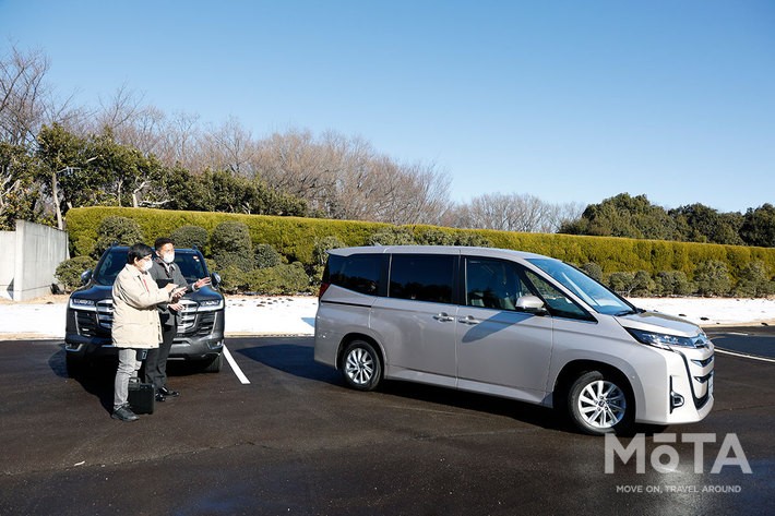 自動出庫→左折の場合は安全を考慮し、リモート操作は車両の右側で行うのがセオリーだ