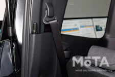 トヨタ 新型ノア／ヴォクシー「トヨタ 新型ヴォクシー S-G（ガソリン・2WD・8人乗り）」フリーストップバックドア（写真は保持機能を外した状態）[2022年1月13日フルモデルチェンジ]