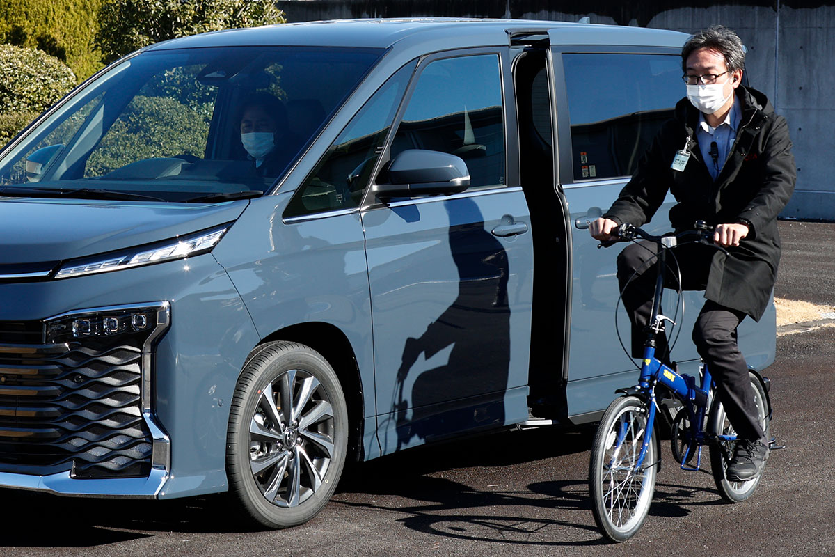 あ 後ろから自転車 新型ノア ヴォクシーにはスライドドアopenを緊急停止する安全機能が備わった 話題を先取り 新型車解説22 Mota