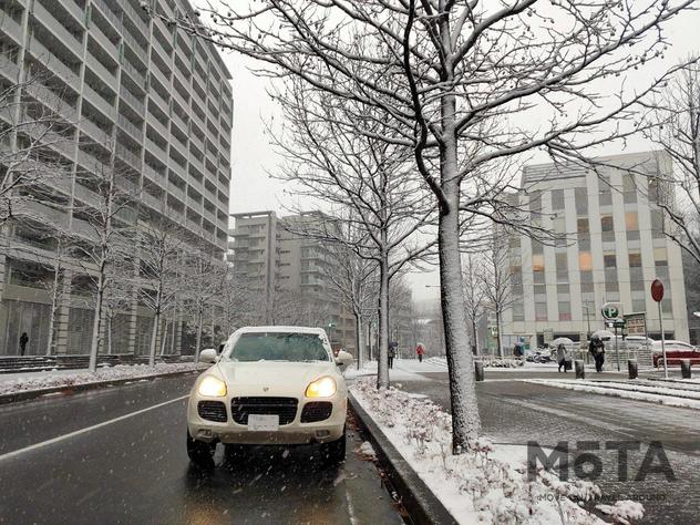 令和4年1月6日に雪が降った。写真を撮った時点ではまだアスファルトに雪があるように見えないが、シャーベット状であり、ノーマルタイヤでは危険な状態になっていた。