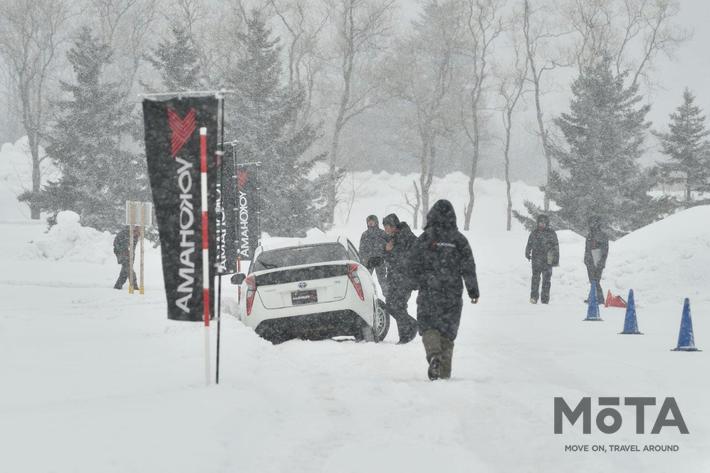 以前北海道で行われたスタッドレスタイヤの発表試乗会でのカット。大雪が降る中での開催となったが、開発者側としては雪よりもアイスバーン性能をテストして欲しかったということだった。