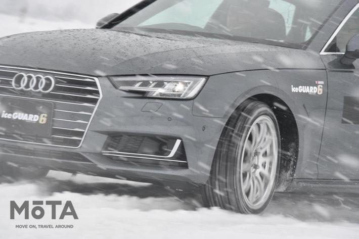 舗装路の場合、ドライがμ（ミュー）＝0.8程度、ウエットが0.6～0.4、雪道が0.5～0.2、アイスバーンが0.2～0.1とされている。スタッドレスタイヤは限りなく低いミューに対応するべく開発されている。