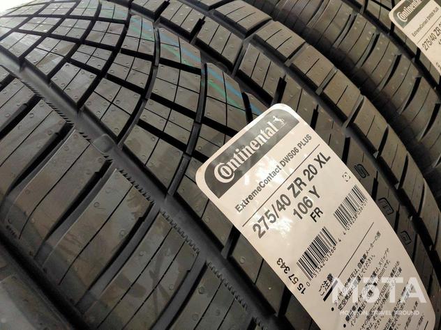 参考までに最近履き替えたばかりのタイヤは、オールシーズンタイヤと言われるもので、急な降雪時にも対応する設計となっている。トレッドパターンをよく見ると興味深いポイントを見つけることができた。