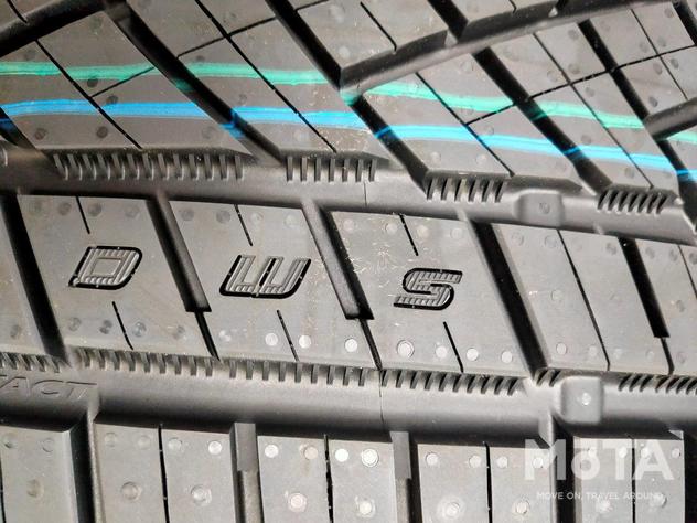 上の写真のタイヤのトレッド面に、D、W、Sと記されている。それぞれドライ、ウェット、スノーを指しており、使用し摩耗してゆくと、Sから順に文字が消えてゆくというからくりだ。これもプラットフォームマークの一種と言える。