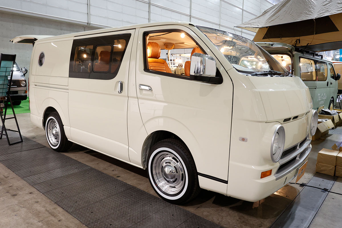 レトロかわいい 1960年代のダッヂ バン風カスタムを施した Tsdstyling のハイエース 東京アウトドアショー22 話題を先取り 新型車 解説22 Mota