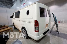 1960年代のダッヂ・バン風カスタムを施した「TSDstyling」のトヨタ ハイエース【東京アウトドアショー2022】