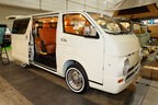 1960年代のダッヂ・バン風カスタムを施した「TSDstyling」のトヨタ ハイエース【東京アウトドアショー2022】