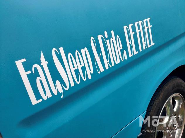 自由を謳歌し旅をして回ったヒッピーを彷彿とさせる今回のステップワゴン フィールドデッキ。「食って、寝て、走って。自由であれ!」という一文をカッティングシートで作ったところ、どこに行っても外国人が口に出して読んでくれた。