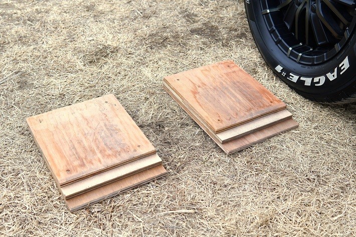 駐車場所に傾斜がある場合に、タイヤ下に挟んで水平を出すレベラーはお手製。市販品はかさばるので自作した。漫画雑誌を挟む人もいるという