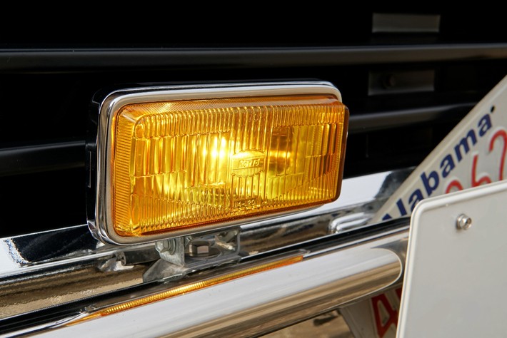 角型ヘッドライトに合わせて、四角いフォグランプを探し、DIYで取り付けた