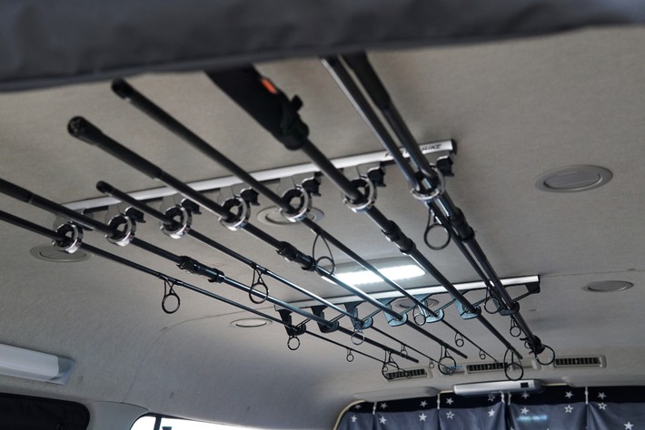 天井のロッドホルダーはファーストストライク製。本来は左右にステーが存在するが、天井にビスを打って固定し、天井高を確保している