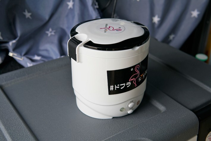 シガーソケットに繋いで使う炊飯器の「タケルくん」。1.5合まで炊ける