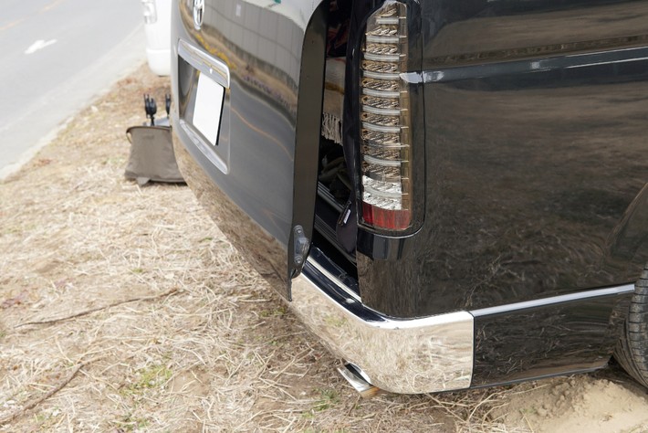 リアゲートが10cmほど開いた状態で固定される