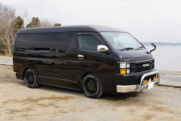 フレックスで購入したハイエース。同社オリジナルのコーストライン仕様は旧車のようなフェイスまわりが特徴