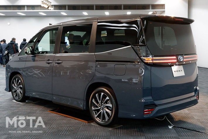 トヨタ 新型ノア／ヴォクシー「トヨタ 新型ヴォクシー Ｓ-Z（ハイブリッド・2WD・7人乗り）」[2022年1月13日フルモデルチェンジ]