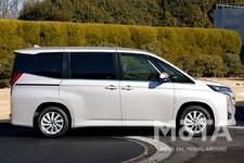 トヨタ 新型ノア／ヴォクシー「トヨタ 新型ノア Z（ハイブリッド・2WD・7人乗り）」[ボディカラー：スティールブロンドメタリック／2022年1月13日フルモデルチェンジ]