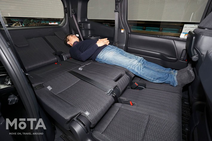 新型ノア ヴォクシーで車中泊は可能 身長180cmの編集部員がさっそく実際に寝てみた 話題を先取り 新型車解説22 Mota