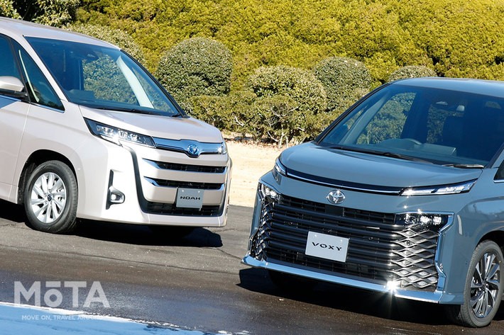 トヨタ 新型ノア／ヴォクシー（左）「トヨタ 新型ノア Z（ハイブリッド・2WD・7人乗り）」／（右）「トヨタ 新型ヴォクシー Ｓ-Z（ハイブリッド・2WD・7人乗り）」[2022年1月13日フルモデルチェンジ]