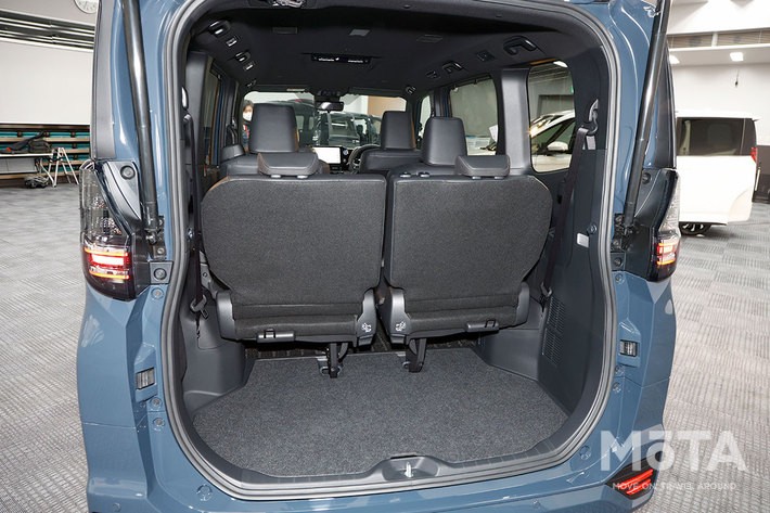 新型ノア ヴォクシーで車中泊は可能 身長180cmの編集部員がさっそく実際に寝てみた 話題を先取り 新型車解説22 Mota