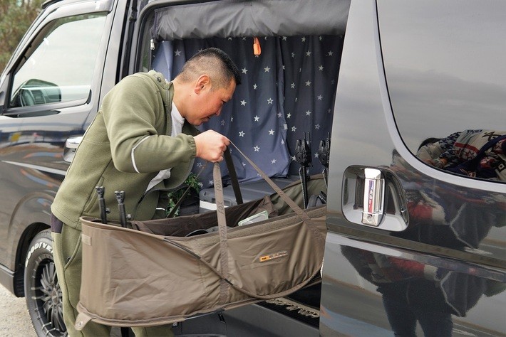 この大きなバッグにも釣り道具がたっぷり収められている