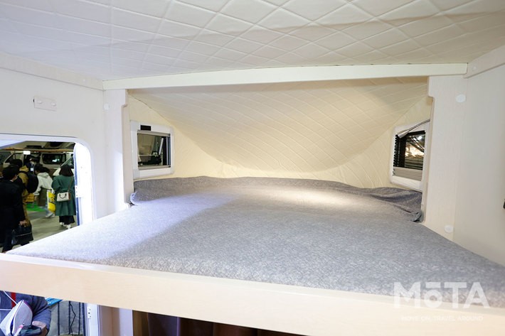 引き出せばこの通り大人2名も就寝可能なスペースが拡がる!