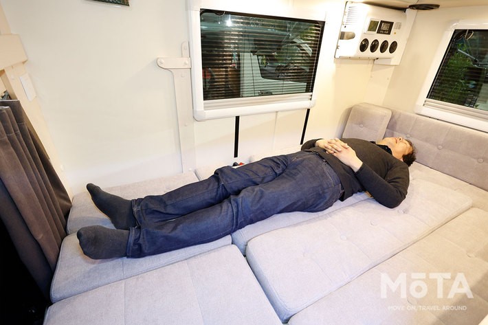 身長180cmの編集部Tも余裕で就寝可能!