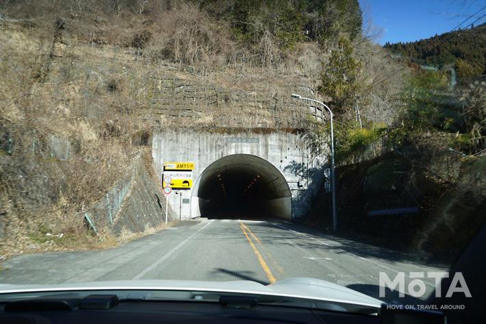 山梨県と東京都の県境となる甲武峠のトンネル。寒い季節の山間部は路面が凍結している箇所もある。走行する際には山影となる箇所のブラインドコーナーを特に注意している。