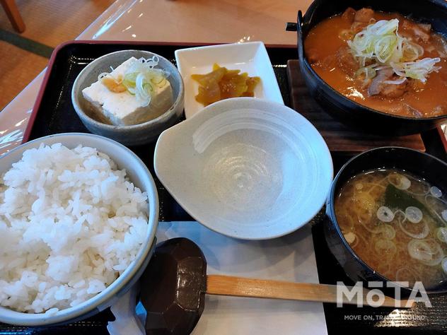 大盛りの白米と、木綿豆腐の冷奴、お漬物、メインのもつ煮と、さらに味噌汁まで揃った「数馬のもつ煮定食（800円）」。満腹満足間違いなし。