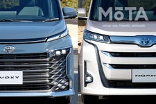 トヨタ 新型ノア／ヴォクシー（左）「トヨタ 新型ヴォクシー Ｓ-Z（ハイブリッド・2WD・7人乗り）」／（右）「トヨタ 新型ノア Z（ハイブリッド・2WD・7人乗り）」[2022年1月13日フルモデルチェンジ]