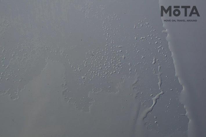 プラセームやマイクロファイバークロスの吸水能力は確かにすごいが、表面から離れる最後の部分に水が残ってしまう印象。拭き上げるたびに溜まった水を絞らなくてはならず、水切りワイパーと比べ作業効率はいまひとつ劣る印象。