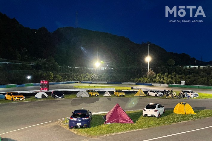 サーキットのコース内に泊まるという非日常体験が楽しい！
