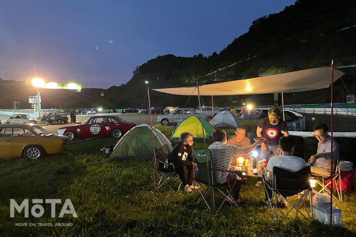 サーキットでクルマ仲間と夜まで語り合う！ なんて贅沢な時間の過ごし方なんだろう