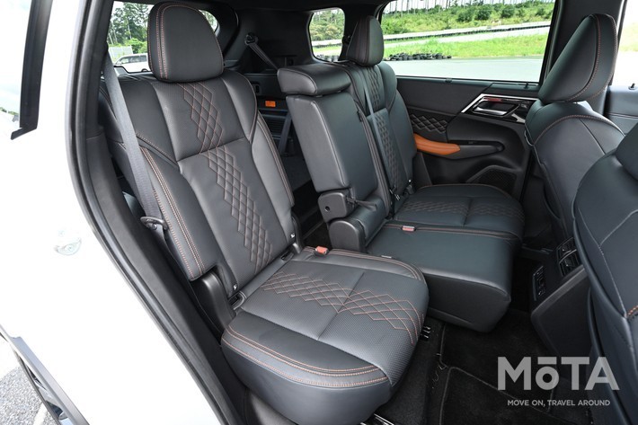 リアシートも十分なスライド量を確保している