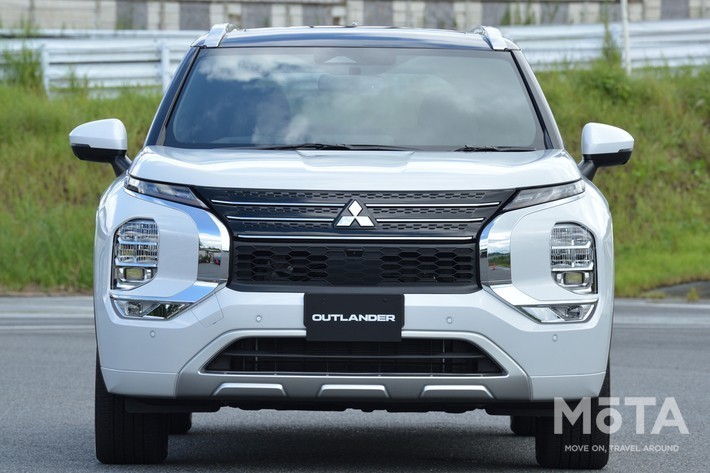 ボンネットはアルミ素材として重心を低く抑えた