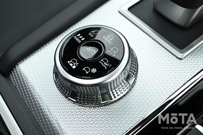 最適な駆動力配分を実現するS-AWCはマニュアルで走行モードを選択可能