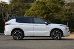 三菱 新型アウトランダー「アウトランダー PHEV P」（ボディカラー：ホワイトダイヤモンド／ブラックマイカ・2トーン）[2021年12月16日発売]