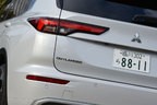 三菱 新型アウトランダー「アウトランダー PHEV P」（ボディカラー：ホワイトダイヤモンド／ブラックマイカ・2トーン）[2021年12月16日発売]