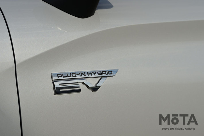 三菱 新型アウトランダー「アウトランダー PHEV P」（ボディカラー：ホワイトダイヤモンド／ブラックマイカ・2トーン）[2021年12月16日発売]