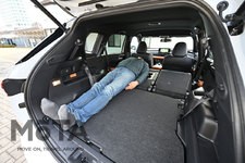 三菱 新型アウトランダー（アウトランダー PHEV） セカンドシート・サードシートを倒し、身長180cmの編集部Tが就寝（車中泊）した状態[2021年12月16日発売]