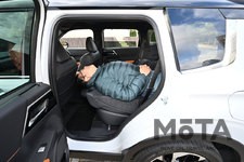 三菱 新型アウトランダー（アウトランダー PHEV）セカンドシート・サードシートを倒し身長180cmの編集部Tが真っ直ぐに就寝（車中泊）すると、セカンドシート背もたれの長さが足らない。斜めで寝るか、シート間のすき間に荷物を置きベッドマットを敷くなどして埋める必要がある[2021年12月16日発売]