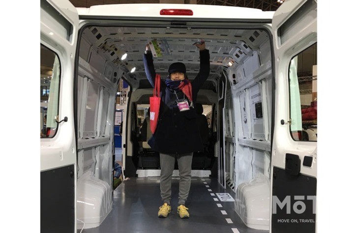 室内に大人が立てるほどの高さがある